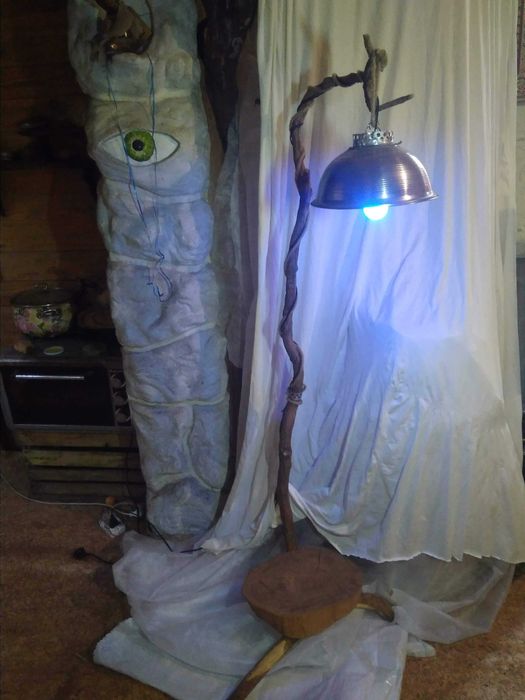 Торшер авторский из натурального дерева с мини-столиком