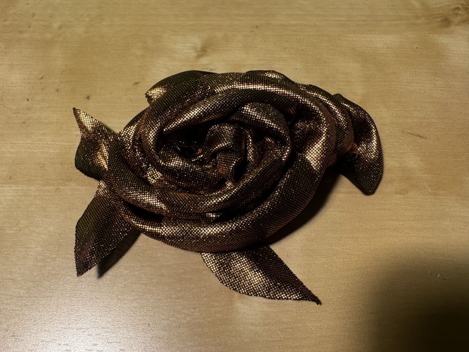 Piękna złocista brokatowa broszka róża vintage retro elegancka
