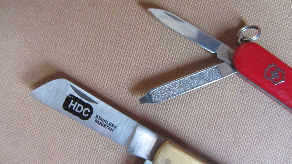Одним лотом Victorinox Classic SD та HDC Pakistan. Б/у.