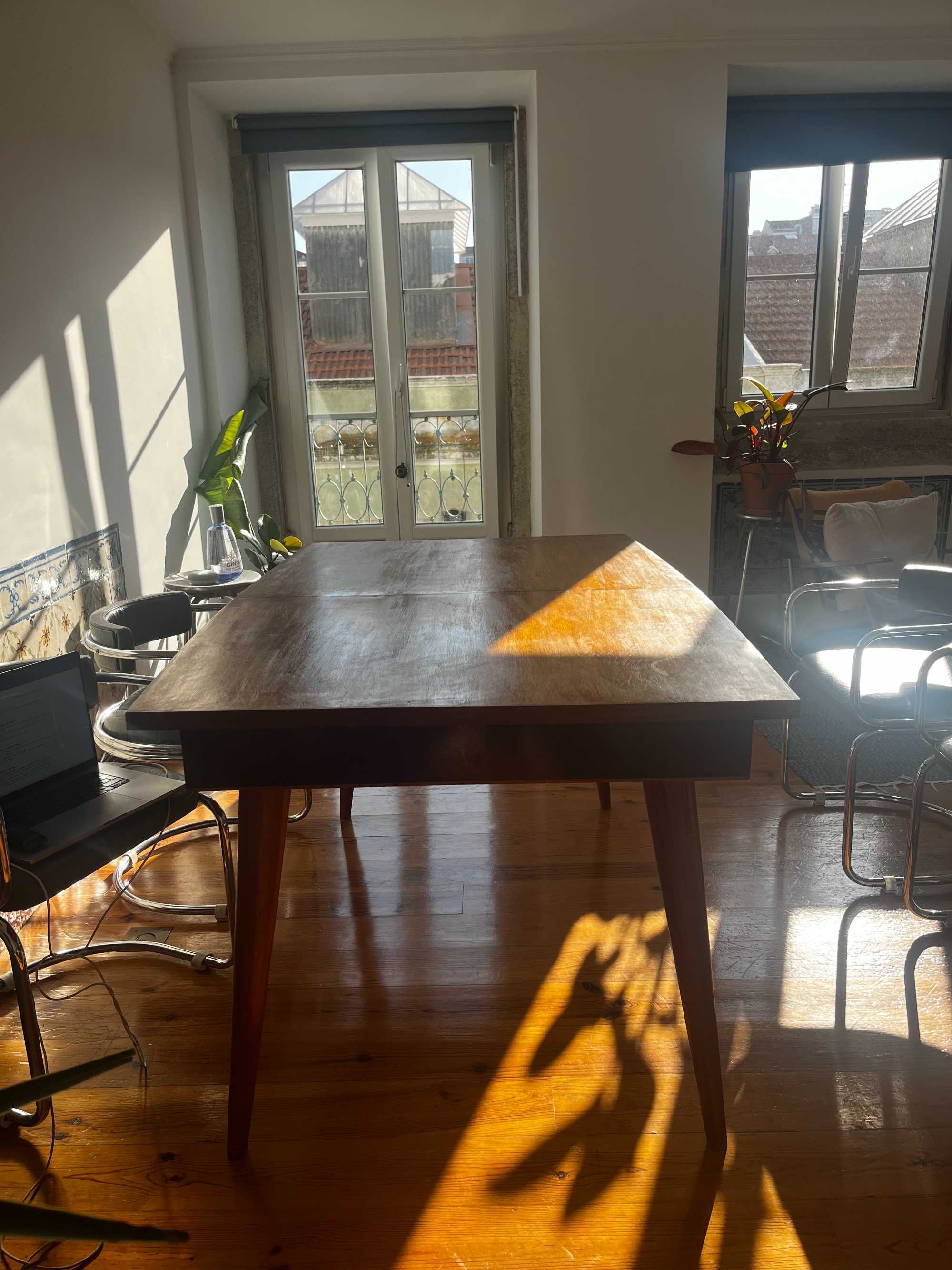Mesa de jantar em madeira de teca maciça