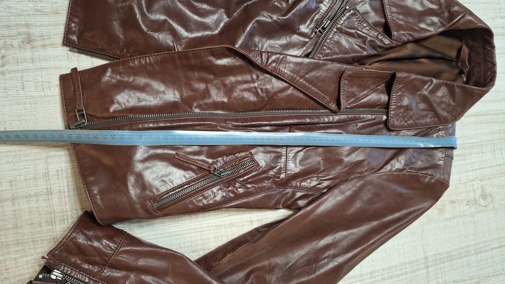 Куртка из натуральной кожи, б/у. Косуха, приталенная, размер  S-M