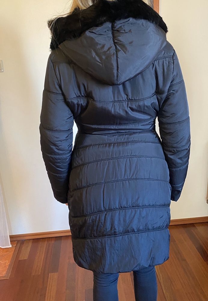 Taliowany płaszcz zimowy damski futerko czarny