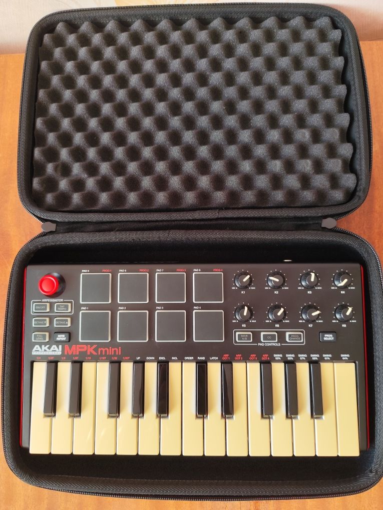 MIDI контроллер AKAI MPK mini 2 + кейс