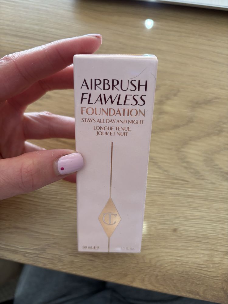 Charlotte Tilbury lekki matowy podkład do twarzy