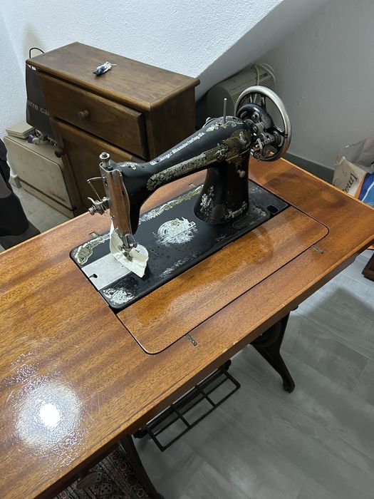 Maquina de costura antiga com movel
