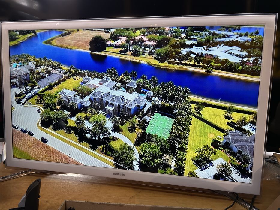 Стильний Телевізор 32” Samsung білого кольору, Smart TV.