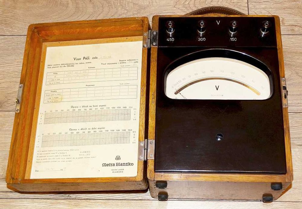 Woltomierz laboratoryjny analogowy 150/300/450 V AC/DC, kl. 0.2, METRA