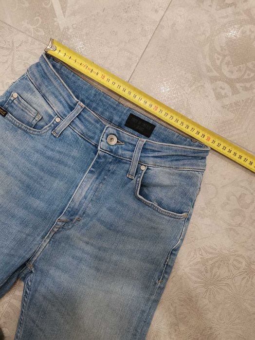 Jeansy, nogawki z surowym wykończeniem