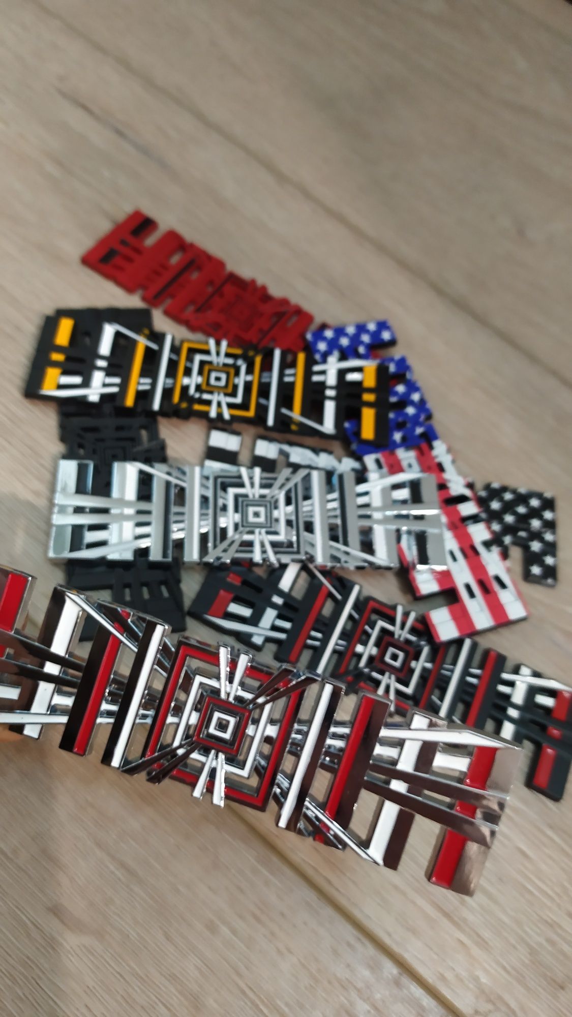 Plaid 3D металева емблема логотип Тесла.