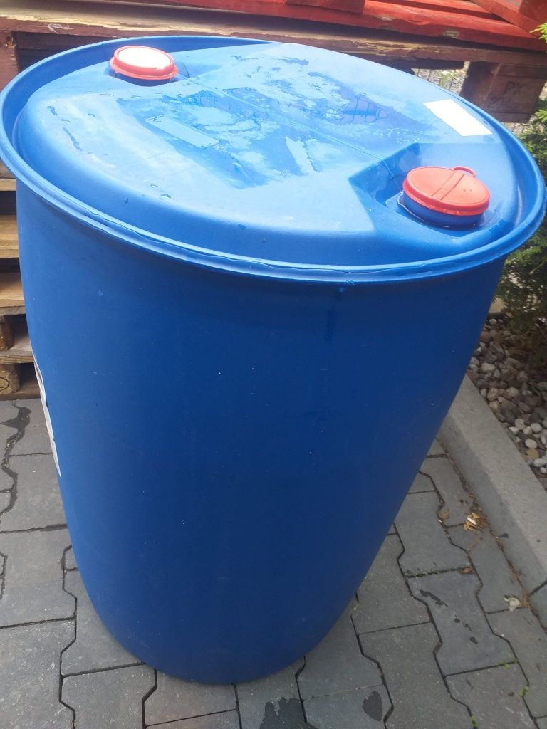 Plastikowe mocne duże beczki na wode 200 l