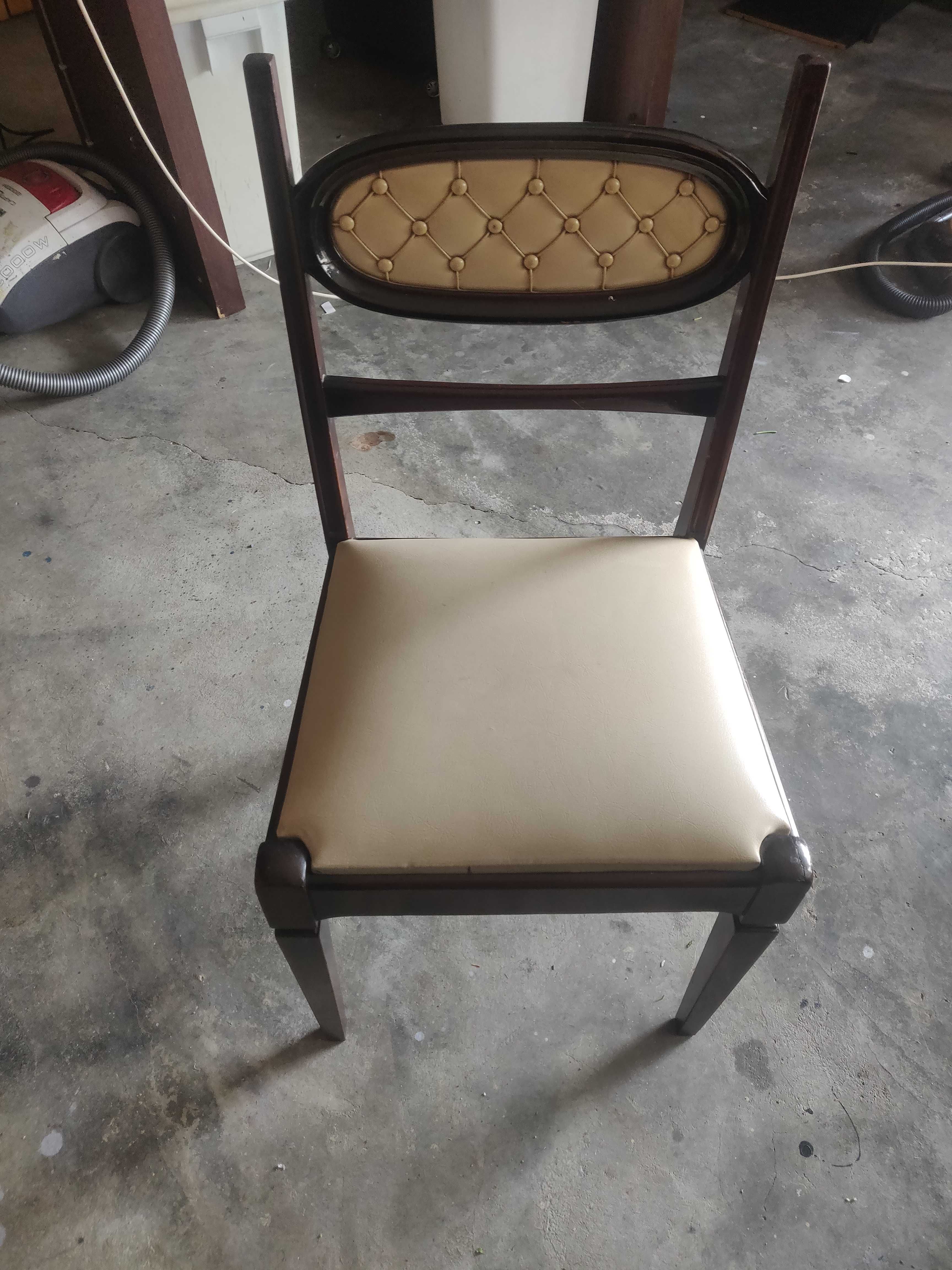 Cadeira com tampo branco