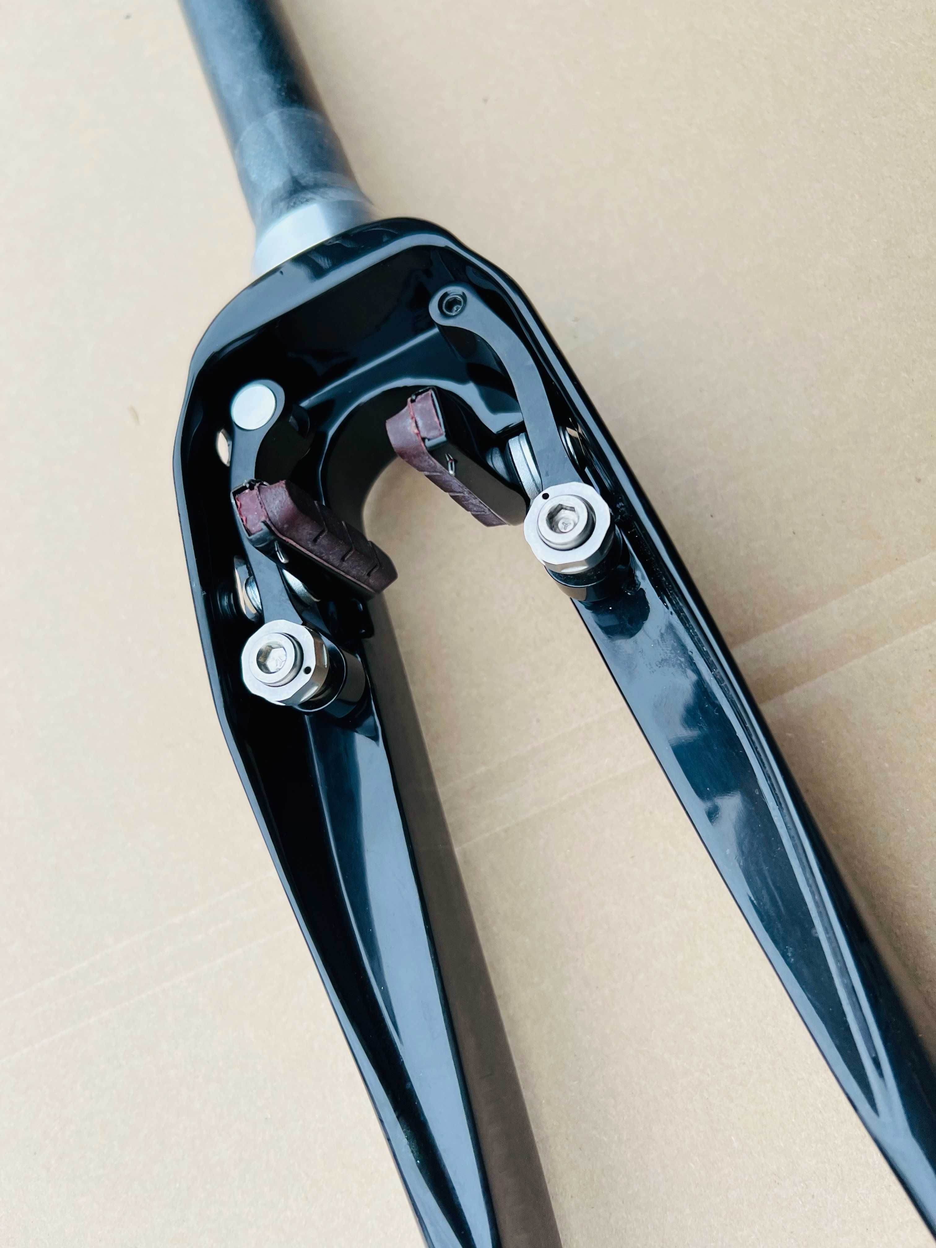Widelec Czasowy Triathlonowy Tapered AERO CARBON z hamulcem TRP 300mm