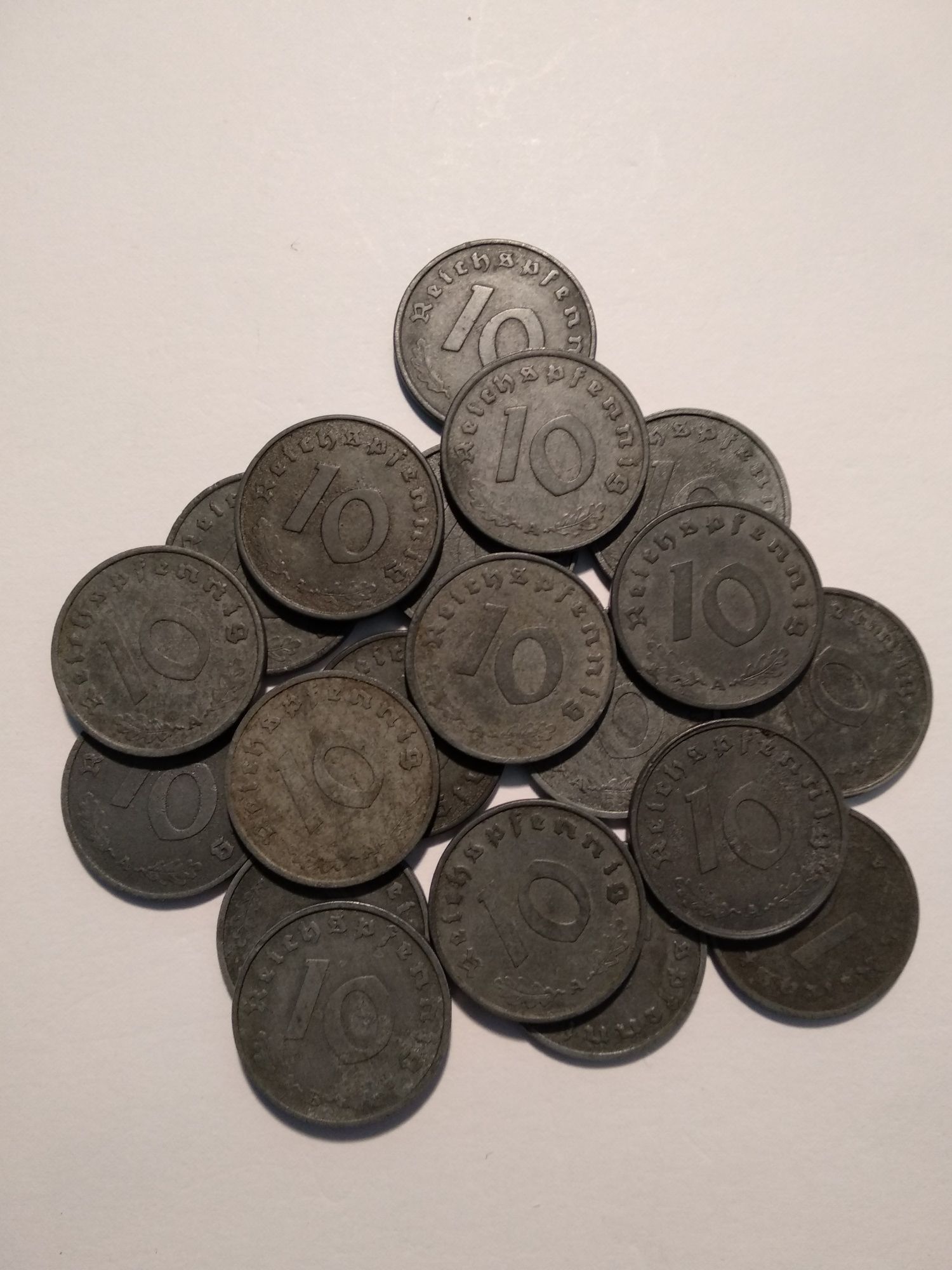 Moedas de 10 Reichpfennig 1944 com suástica