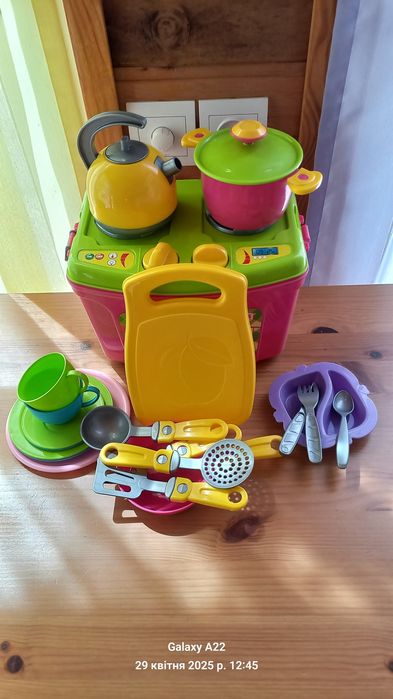 Іграшковий будиночок і кухонний набір