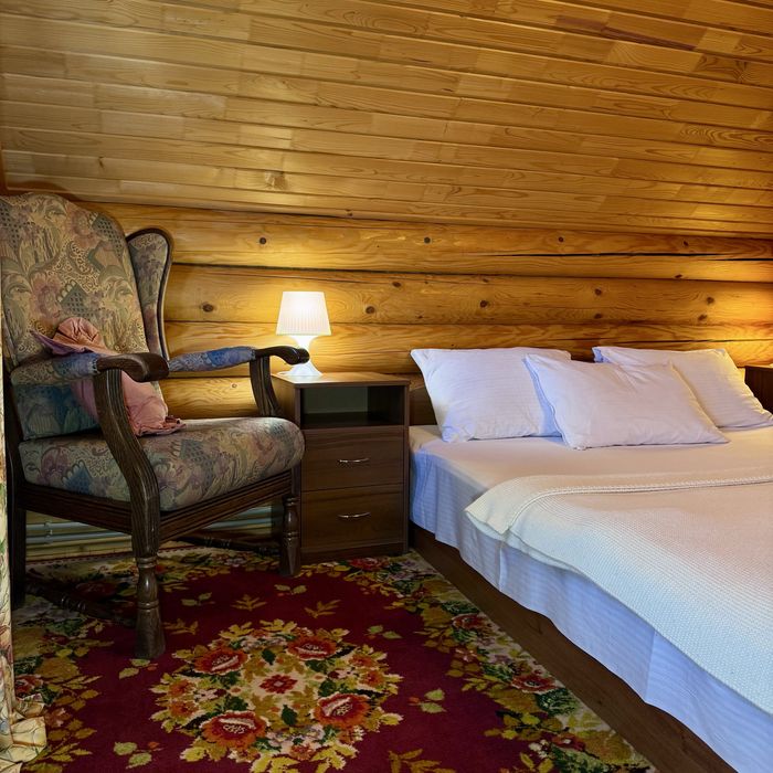 Затишний дерев'яний будиночок у тиші лісу на 4+2 осіб