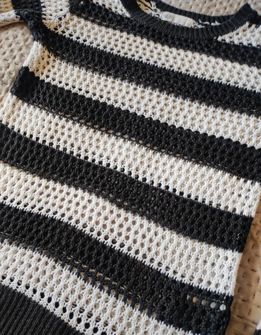Sweter ażurowy paski czarne białe długi rękaw H&M r.134/140