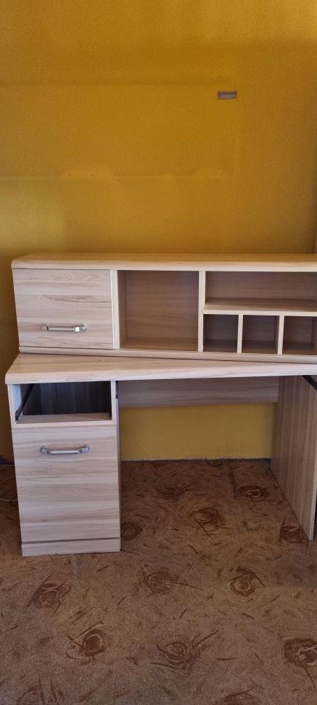 Biurko i wiszące półka