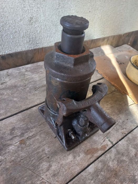 Продам домкрат 12т