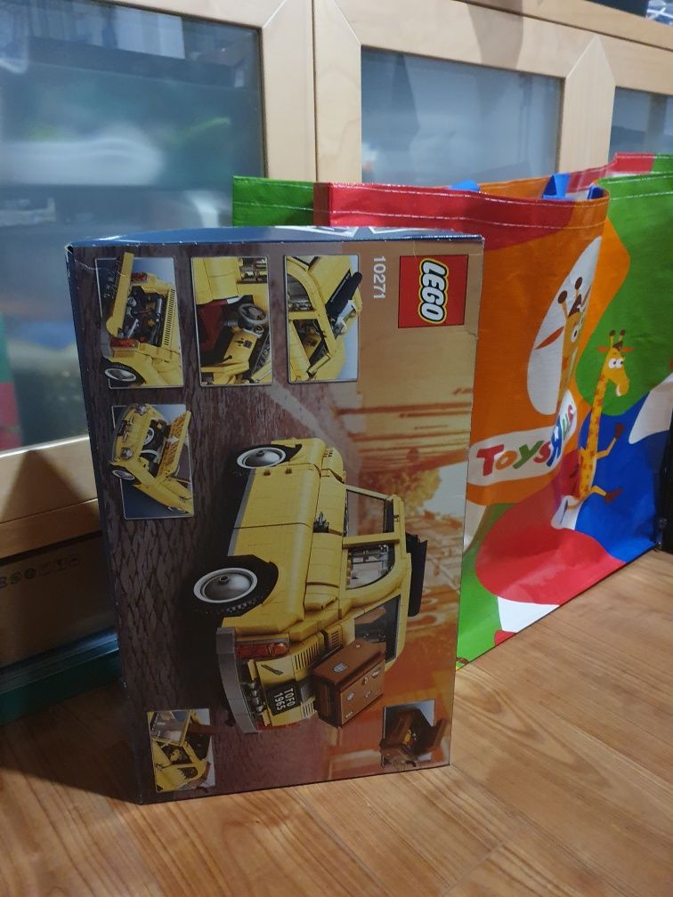 Vendo lego 10271 novo e selado em caixa, tá com uma ligeira amolgadela