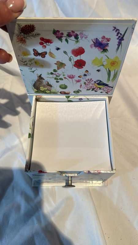 Pudełko / małe pudełeczko szkatułka pojemnik na biżuterię