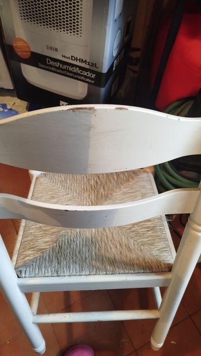 Quatro cadeiras brancas de cozinha