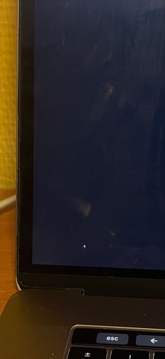 MacBook Pro 15” (2018) — i7 / 16GB RAM / SSD + ładowarka