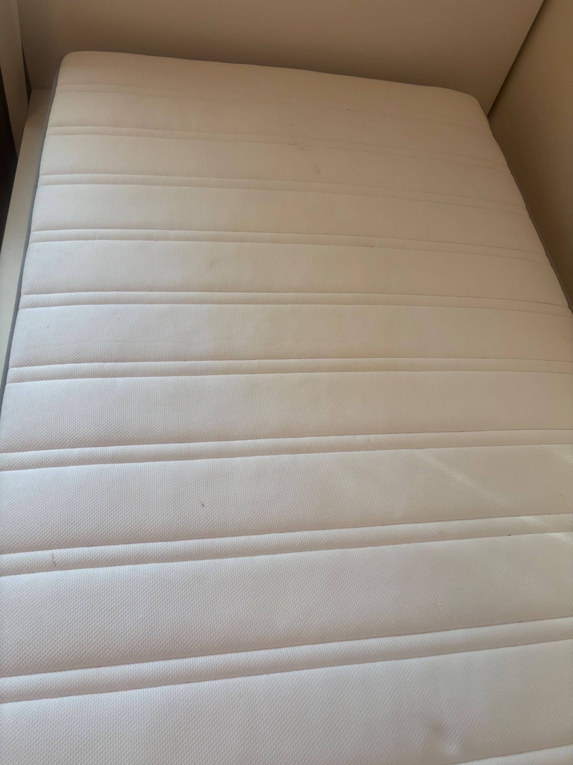 Cama solteira Malm 90x200 com gavetas e colchão