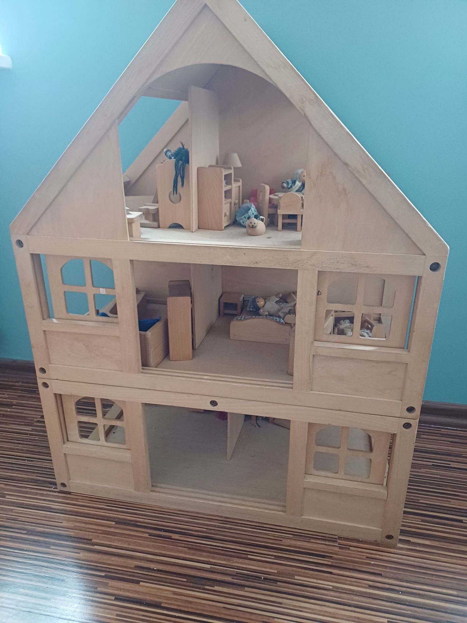 Drewniany domek dla lalek z wyposazeniem