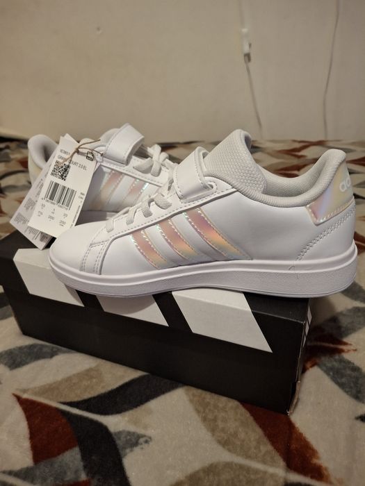 Ténis adidas tamanho.33 novos