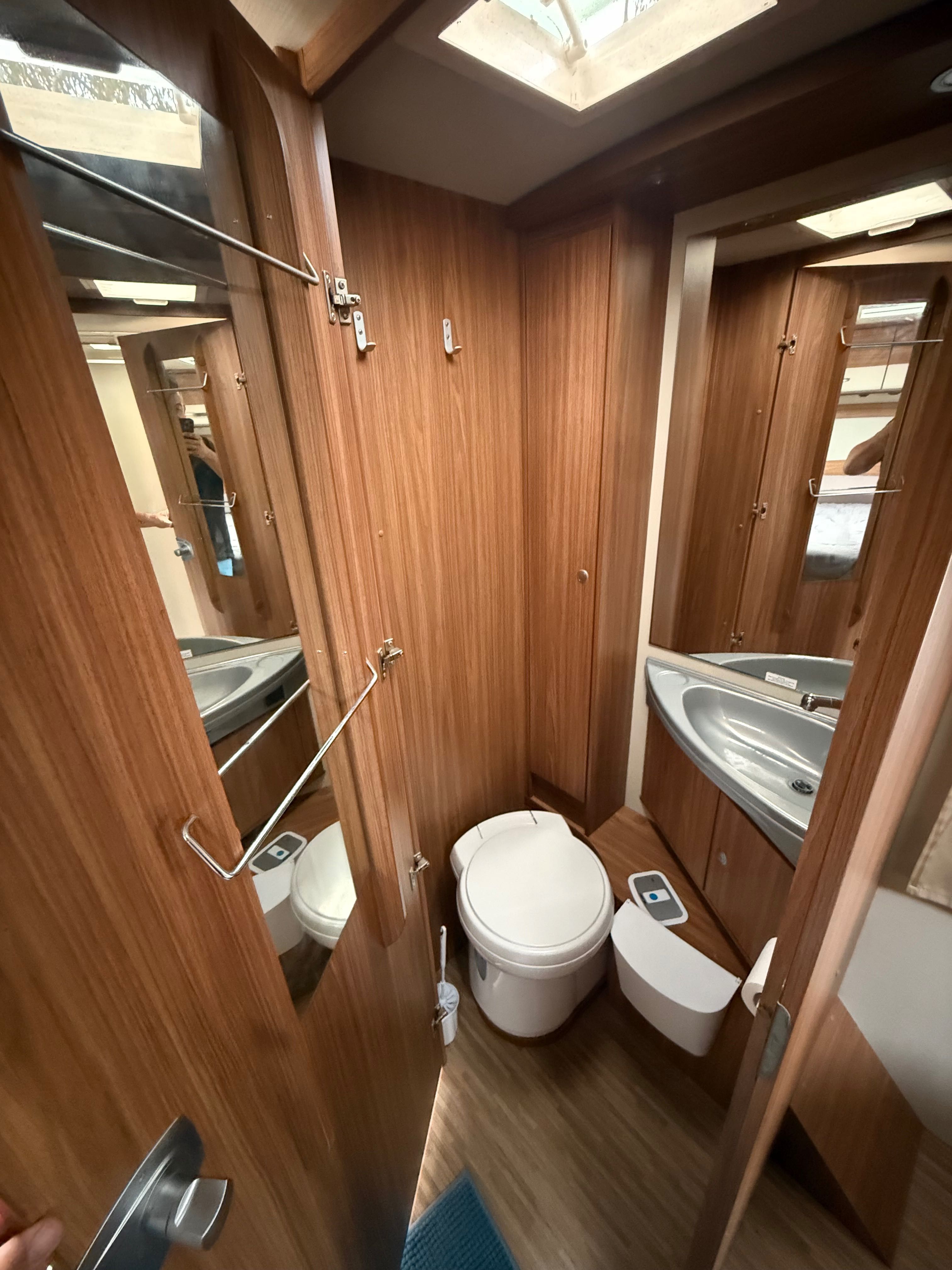 Autocaravana perfilada cama central e basculante