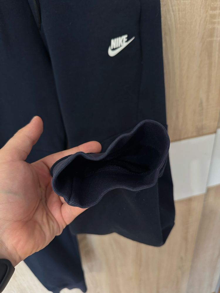 Dresy Nike tech fleece L granatowe logowane spodnie dresowe