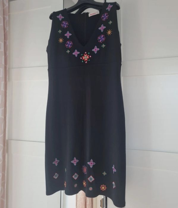 Sukienka zdobiona wzorami etno rozm.L DESIGUAL