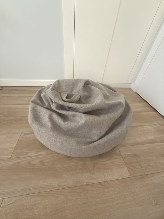 Duza szara pufa fotel do siedzenia ideal