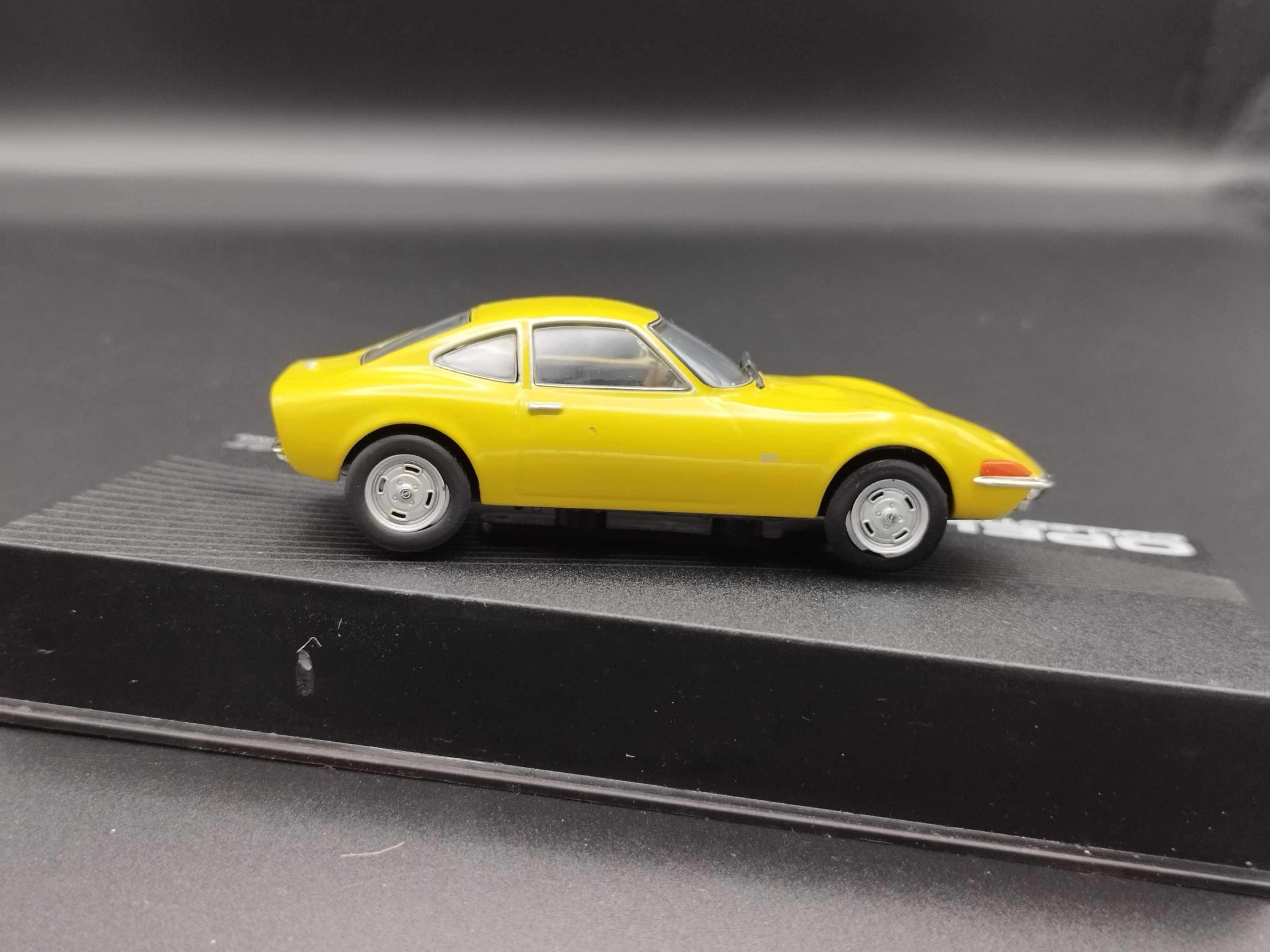 1:43 Opel Collection GT model używany