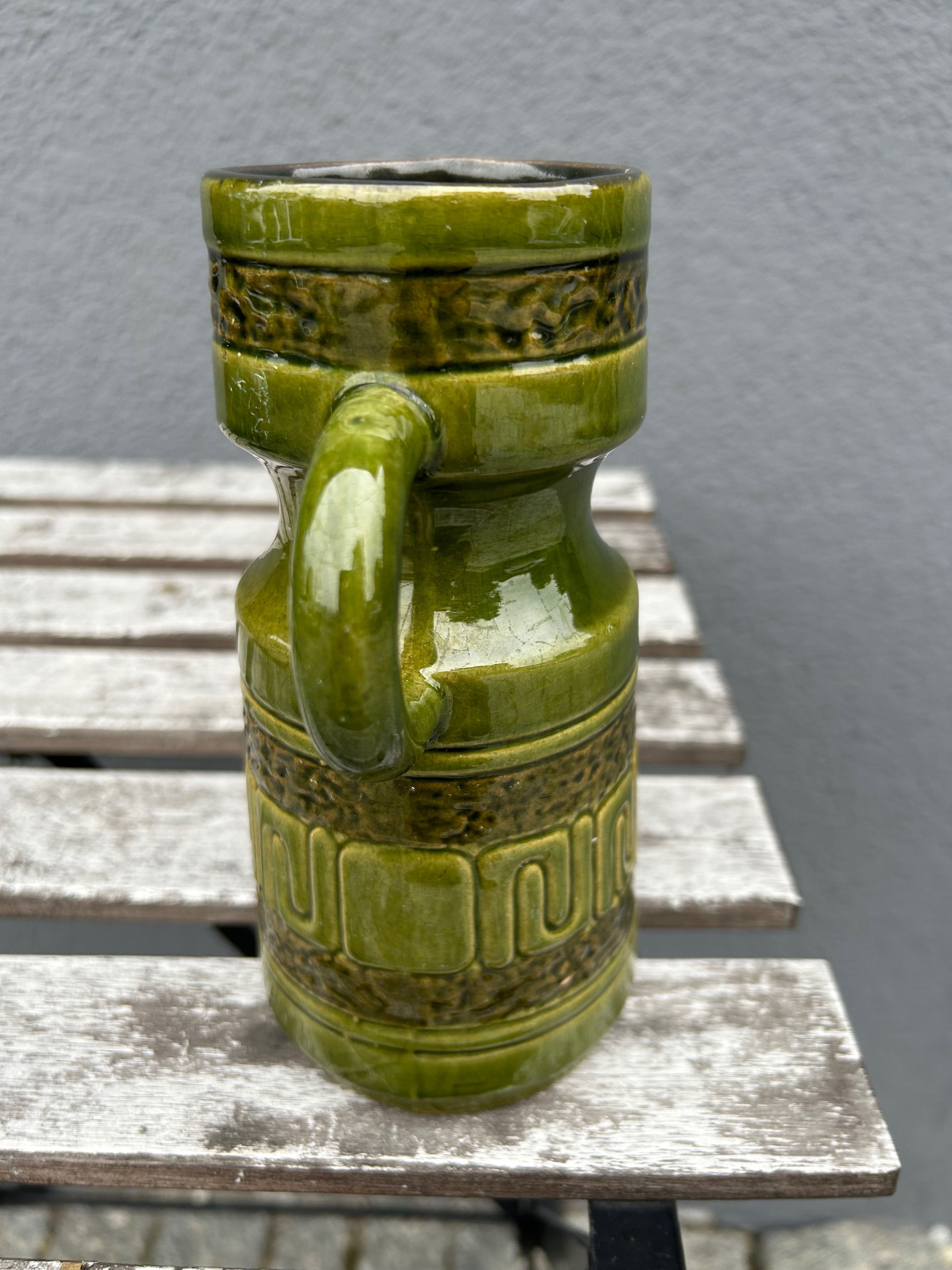 Zielony ceramiczny wazon z uchem
