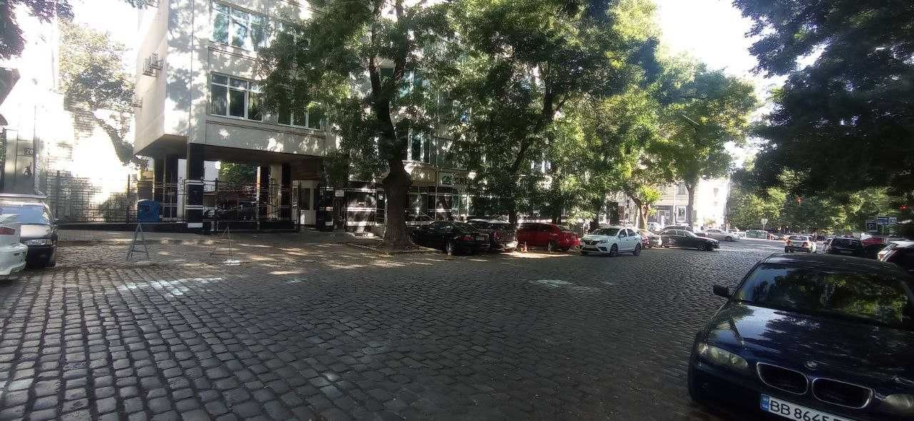 Коммерческое помещение 1600м2 .Центр города. Фасад.