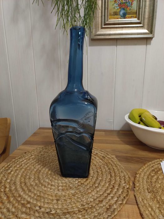 Szklany niebieski wazon