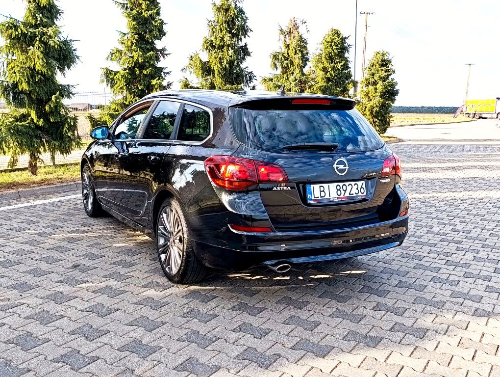 Opel Astra Sporttourer 1.4T 140PS 2012 Xenon LED Navi skóra Oryginał