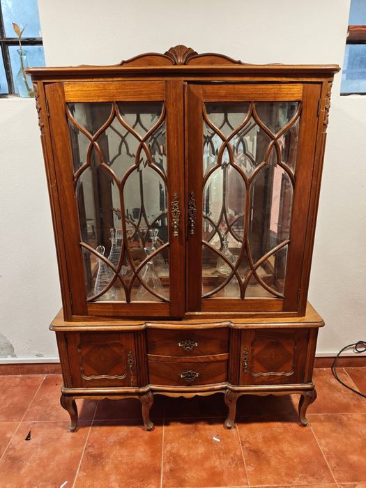 Cristaleira de madeira antiga estilo Queen Anne