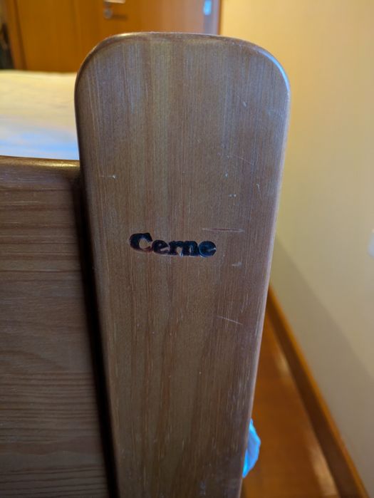 Cama de solteiro Cerne