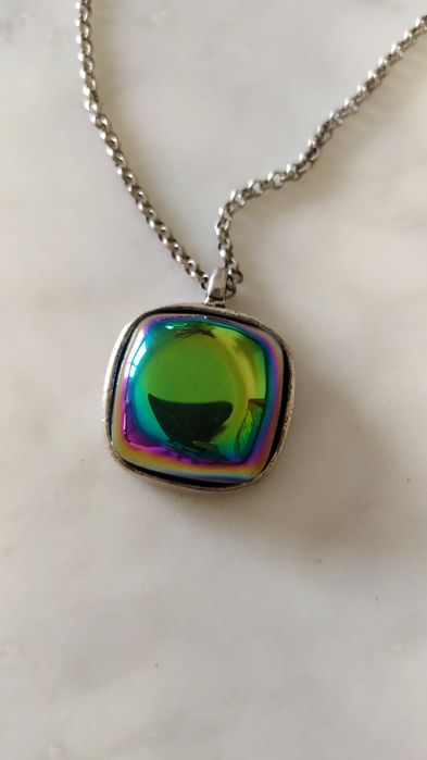 Colar curto com pingente de pedra semi preciosa da pedra dura