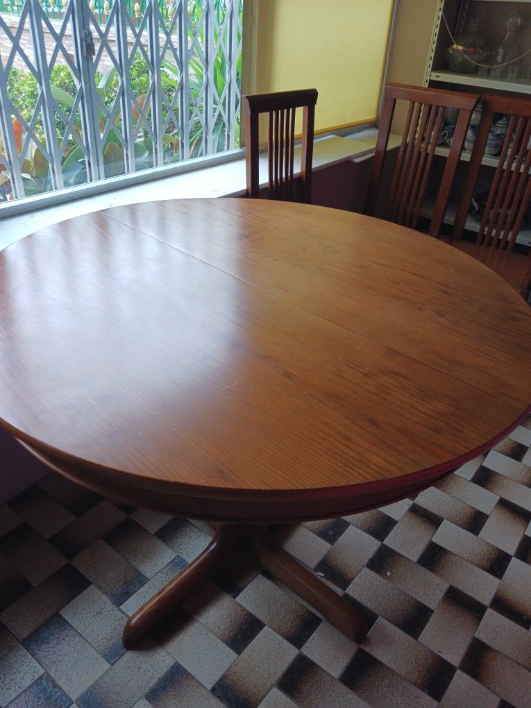 Mesa redonda com extenção em madeira massiça com pé au meio