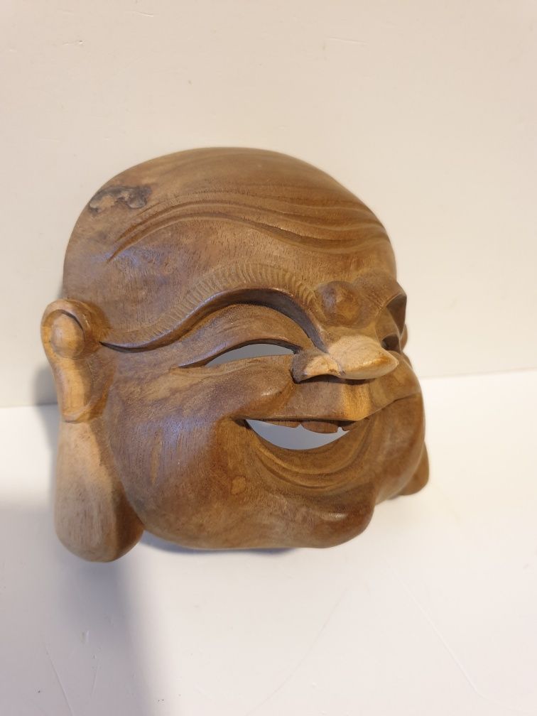 Antiga máscara de Happy Buda em madeira