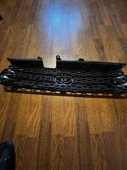 Решетка радиатора со значком Toyota RAV 4 2005