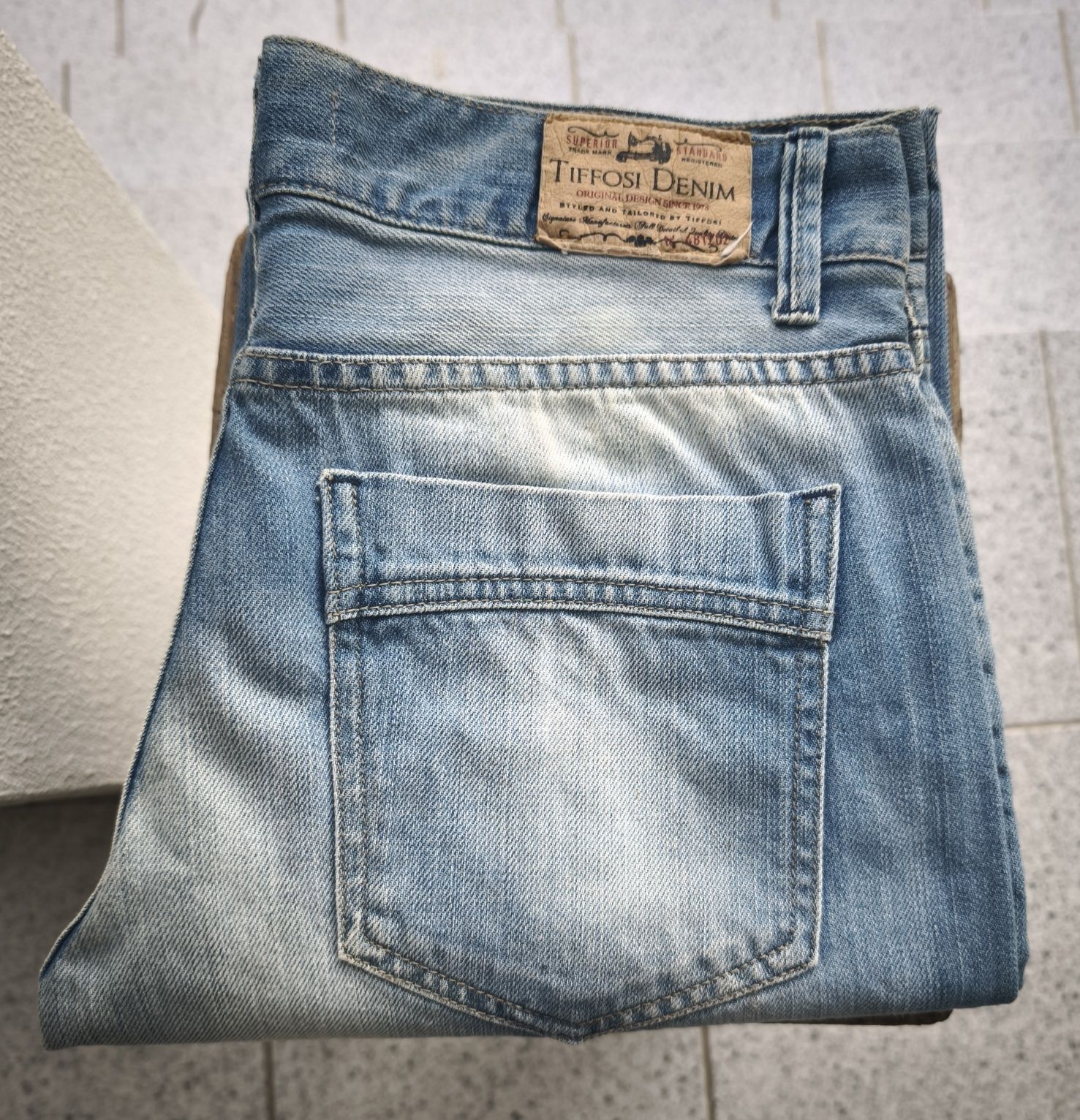 Calças de ganga clara da Tiffosi Denim.
Tamanho 13-14 anos.
Usado, ape