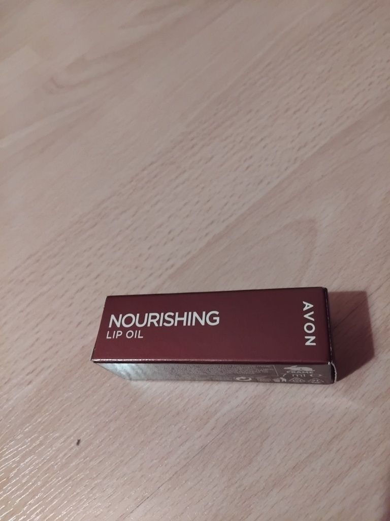 Olejek do ust Nourishing lip Oil, Avon