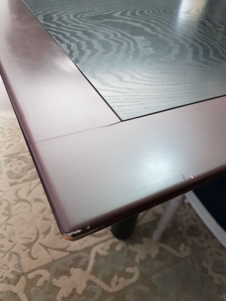Mesa de madeira maciça laquada