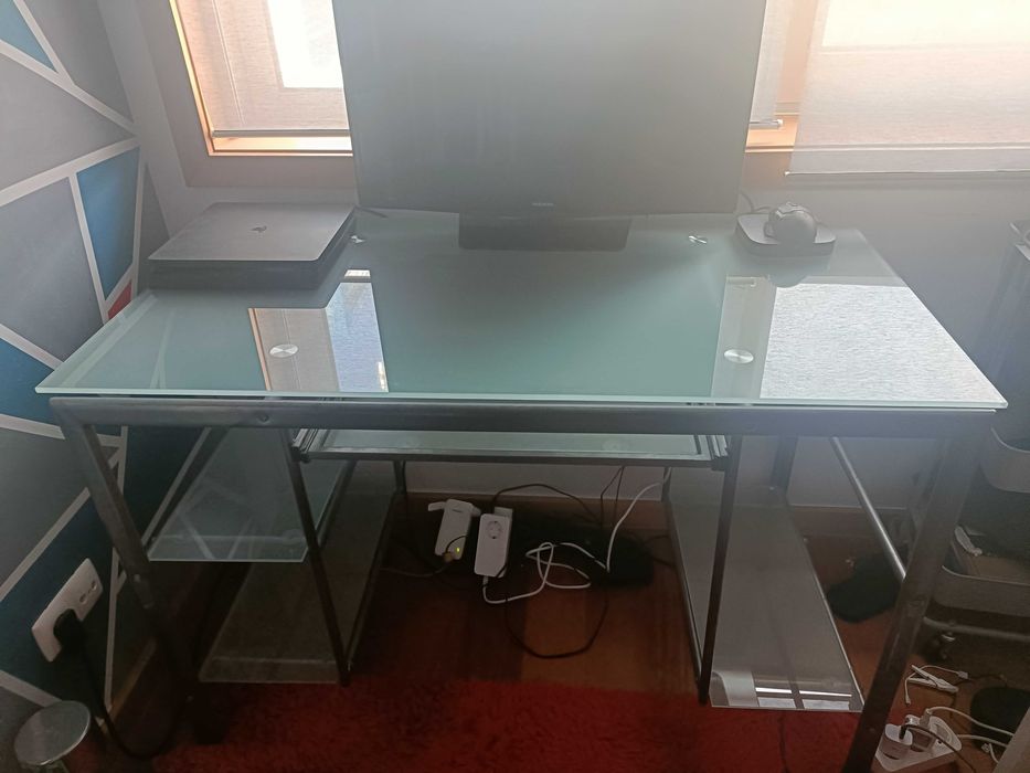 Secretária em metal com tampo de vidro