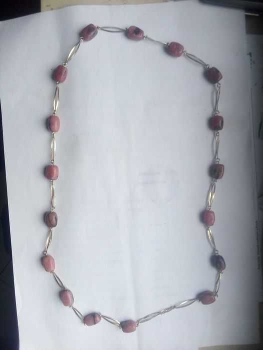 Sprzedam piękny sygnowany  naszyjnik z kamieniami rodonitu