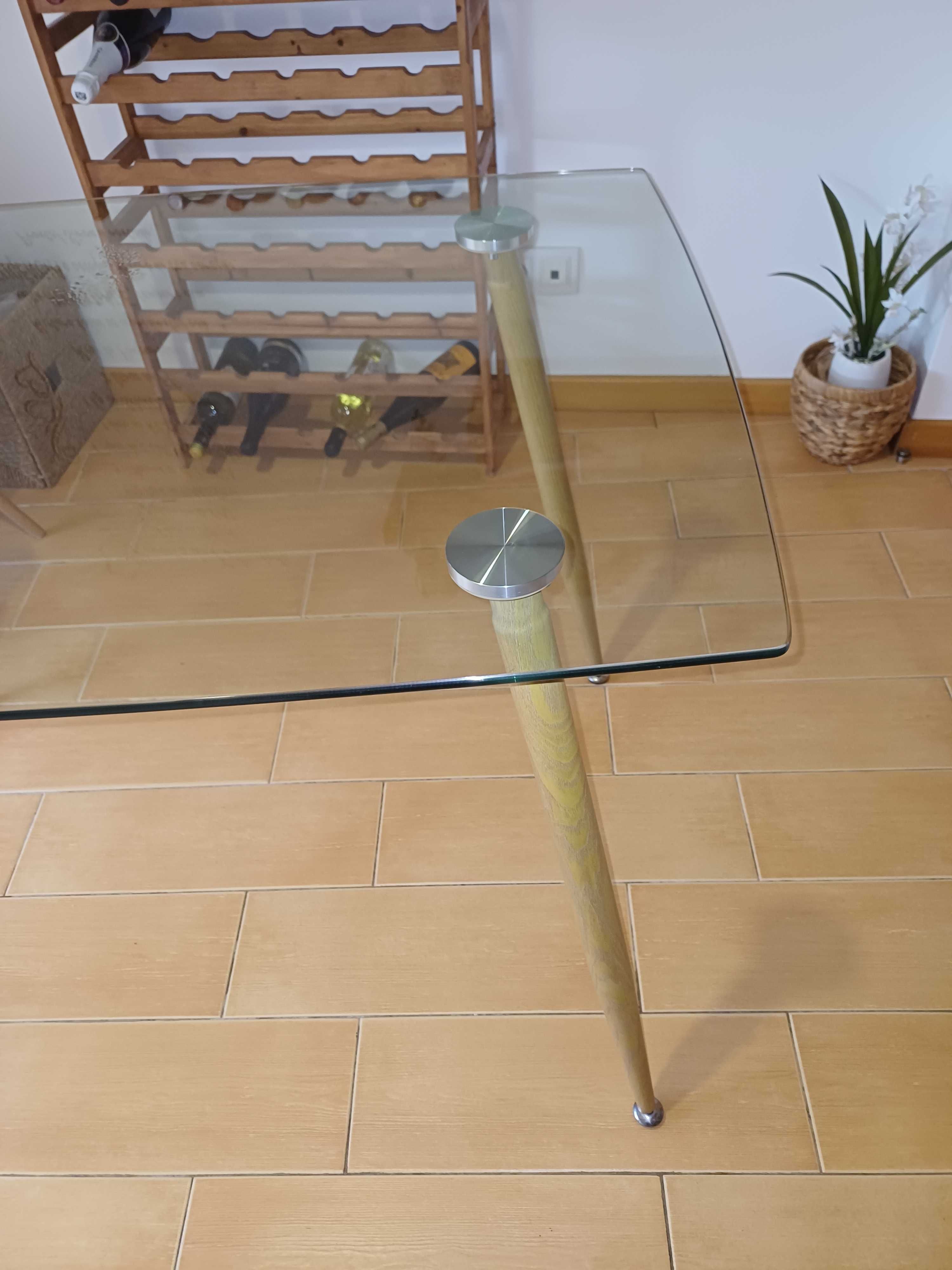 Mesa de cozinha em vidro com pés de madeira